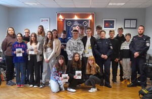 Klasa 8 z SP nr 1 w Osieku  uczniowie i nauczyciele z policjantami na tle sztandaru