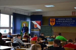 policjant ruchu drogowego nadzoruje uczestników rozwiązujących test