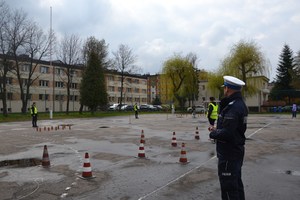 policjant nadzoruje przebieg przejazdu uczestnika na rowerze