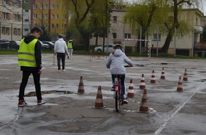 uczestnik pokonuje tor przeszkód na rowerze
