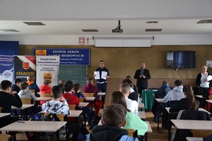 policjant prezentuje uczestnikom karty odpowiedzi przed testem w kategorii 13-16 lat