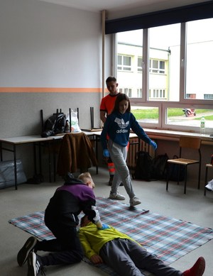 zawodnicy podczas zadań z pierwszej pomocy