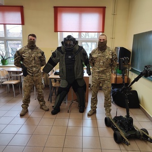 Wieliccy i krakowscy policjanci uczestniczyli w dnia otwartych Szkoły w Niepołomicach 6