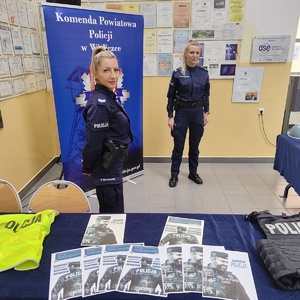 Wieliccy i krakowscy policjanci uczestniczyli w dnia otwartych Szkoły w Niepołomicach 9