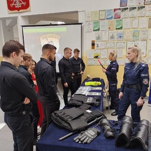 Wieliccy i krakowscy policjanci uczestniczyli w dnia otwartych Szkoły w Niepołomicach 12