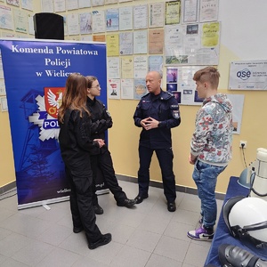 Wieliccy i krakowscy policjanci uczestniczyli w dnia otwartych Szkoły w Niepołomicach 16