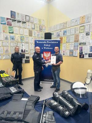 Wieliccy i krakowscy policjanci uczestniczyli w dnia otwartych Szkoły w Niepołomicach 20