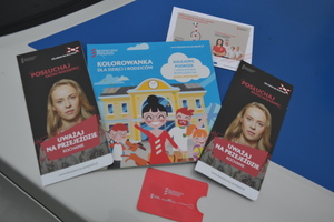 ulotki oraz informatory akcji bezpieczy przejazd kolejowy