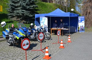 stoisko promocyjne sądeckiej Policji, obok zabytkowe motocykle służbowe oraz maszyny obecnie używane w służbie