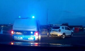 radiowóz i zatrzymany do kontroli drogowej pojazd