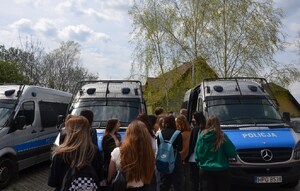 uczniowie przy radiowozach