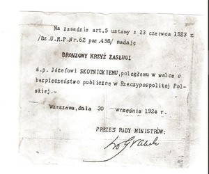 dokument na którym widnieje zapis odznaczenia przez Prezesa rady Ministrów RP  brazowym krzyżem zasługi poległego w walce ś.p. Józefa Skotnickiego