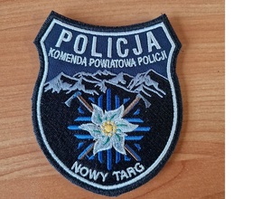 naszywka na mundur z napisem Komenda Powiatowa Policji Nowy Targ