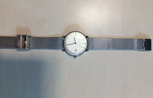odzyskany zegarek leżąxcy na biurku