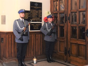 kościół parafialny  policjanci pełnią wartę honorową przy tablicy pamiątkowej (2)