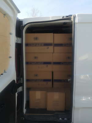przestrzeń bagażowa pojazdu dostawczego otwarta, w całości wypełniona pudłami kartonowymi z nielegalnymi papierosami
