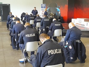 Policjanci piszą test na sali