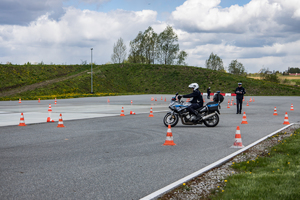 Policjant ruchu drogowego na motocyklu pokonuje tor jazdy