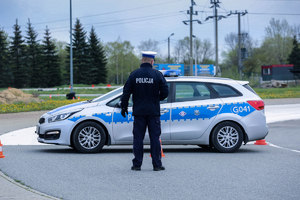 Policjant obserwuje uczestnika, który parkuje radiowozem