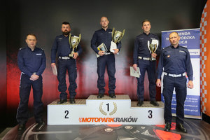 trzech policjantów z pucharami na podium