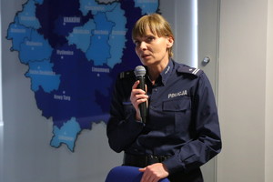 policjantka przemawia podczas szkolenia dla przedstawicieli Inspekcji Weterynaryjnych