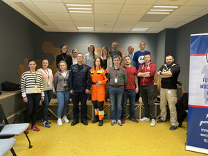 Wspólne zdjęcie kursantów z ratownikami medycznymi