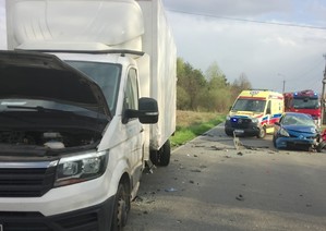 wypadek drogowy w Chełmku uszkodzony samochód renault oraz dostawczy w tle karetka i wóz strażacki