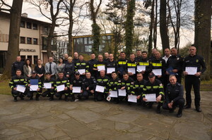 Pamiątkowe zdjęcie z dyplomami