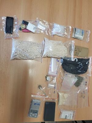 Woreczki strunowe z zawartością zabezpieczonych środków psychotropowych, substancji odurzających oraz telefonów komórkowych