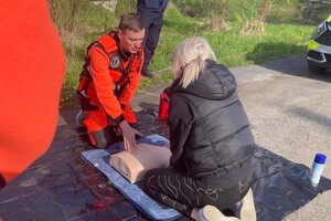 Graboszyce Akcja profilaktyczna Bezpieczeństwo na drodze. Nie bądź obojętny. Reaguj ratownik uczy kierujacą resuscytacji na fantomie