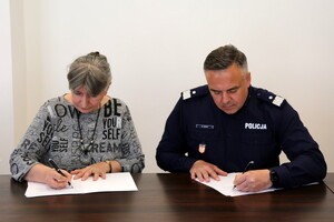 komendant i pani dyrektor podpisują porozumienie