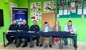 pan komendant, naczelnik prewencji, kierownik posterunku policji oraz trzech przedstwicieli urzędu gminy w Łukowicy siedzą przy stole