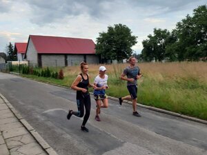 Uczestnicy w trakcie biegu charytatywnego