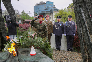 Żołnierze składają kwiaty przy pomniku na powiślu