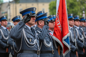 Policjanci kompanii honorowej salutują na placu Studzińskiego