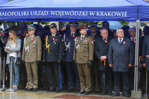 Zgromadzeni mundurowi na placu Matejki. W środku generał Ledzion