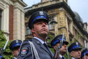 policjanci kompanii honorowej na placu Matejki. Zdjęcie zrobione od dołu