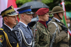 Funkcjonariusze służb pełniący wartę honorową, na zdjęciu: strzelec podhalański, żołnierz, policjant, strażnik miejski