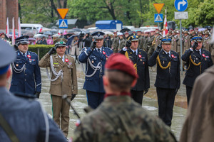 Przedstawiciele, w tym generał Ledzion oddają honory przed grobem nieznanego żołnierza na placu matejki