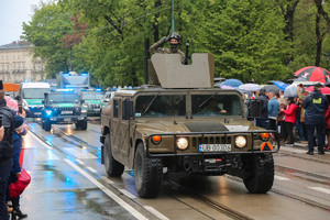 Ciężki pojazd wojskowy przejeżdża przez ul. Basztową