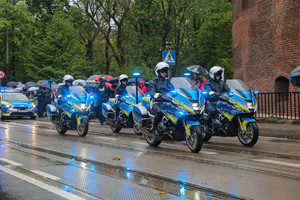 Przejazd policyjnych motorów przez ul. Basztową