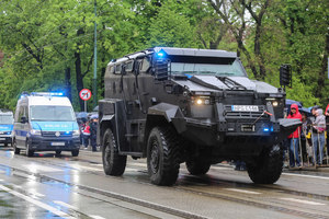 Policyjny wóz bojowy TUR przejeżdża przez ul. Basztową