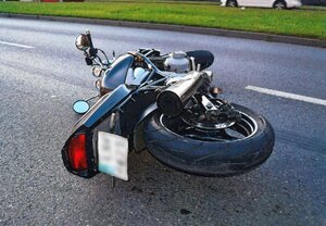 przewrócony motocykl na jezdni