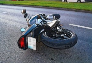 przewrócony motocykl na jezdni