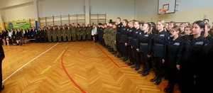 klasy mundurowe podczas uroczystej zbiórki