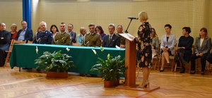 przy soliku dla głównych gości pan komendant, pan starosta i dwóch przedstawicieli wojska