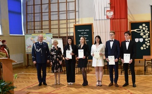 wspólne zdjęcie pana komendanta, pani dyrektor oraz pięciu wyróżnionych uczniów