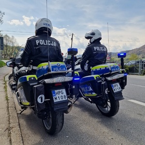 policjanci na motocyklach służbowych
