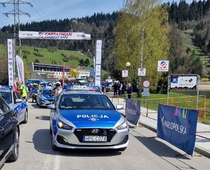 policyjny radiowóz oznakowany pilotuje kolumnę