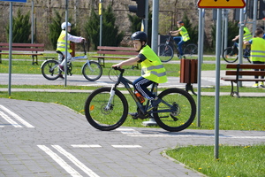 perspektywa drogi miasteczka ruchu drogowego i poruszający się po nim rowerzyści